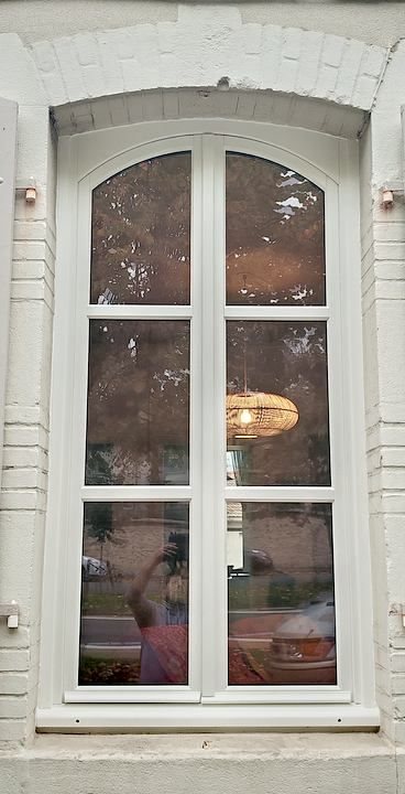 Fenêtre bois cintrée avec petits bois