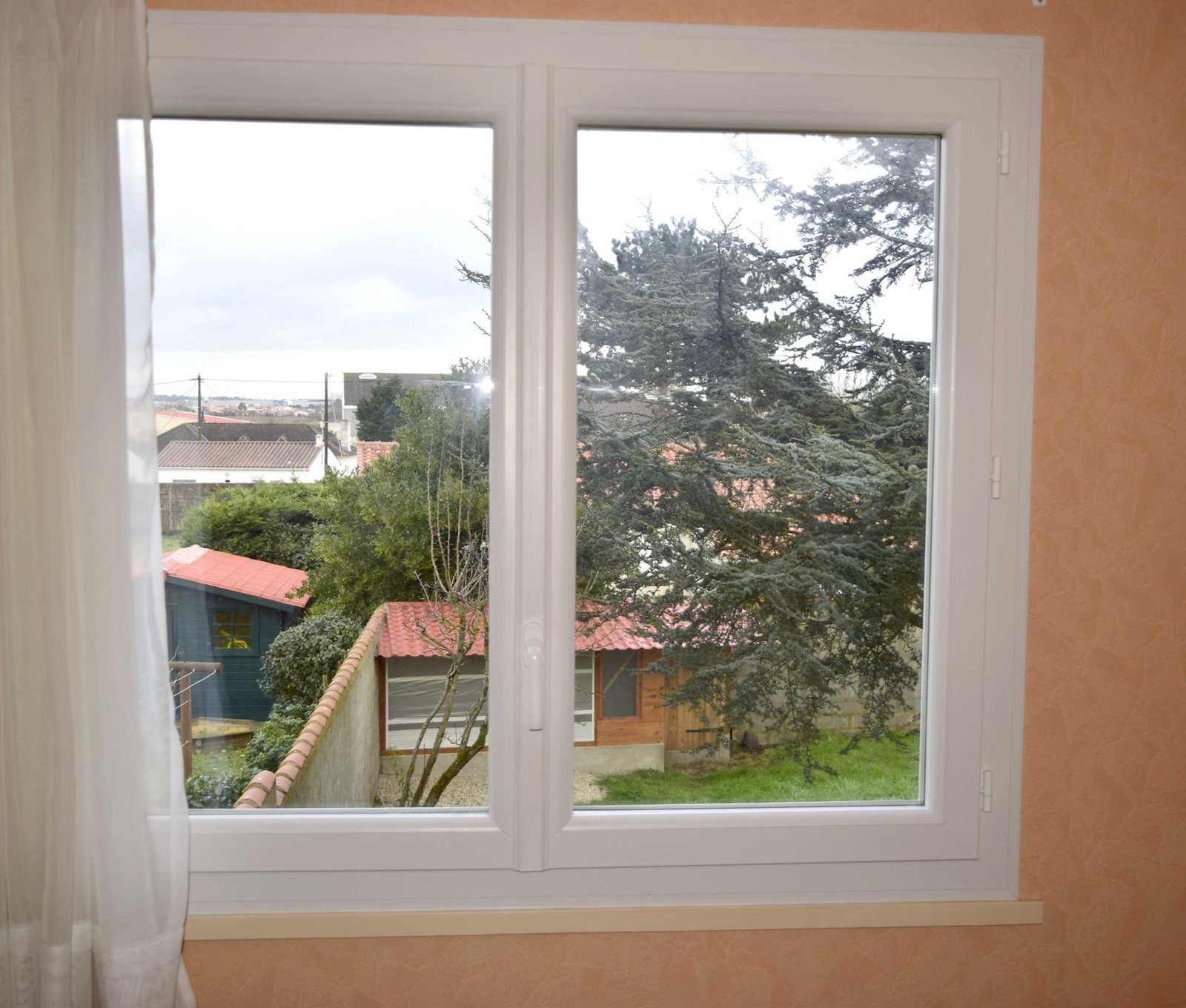 Fenêtre PVC oscillo-battante posée par Olonne Fermetures