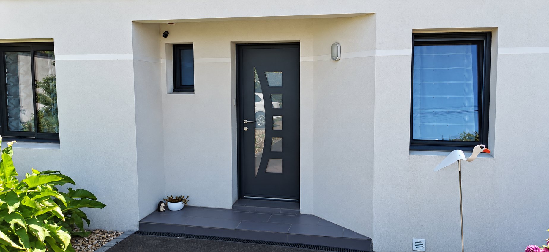 Porte d’entrée aluminium sur une façade