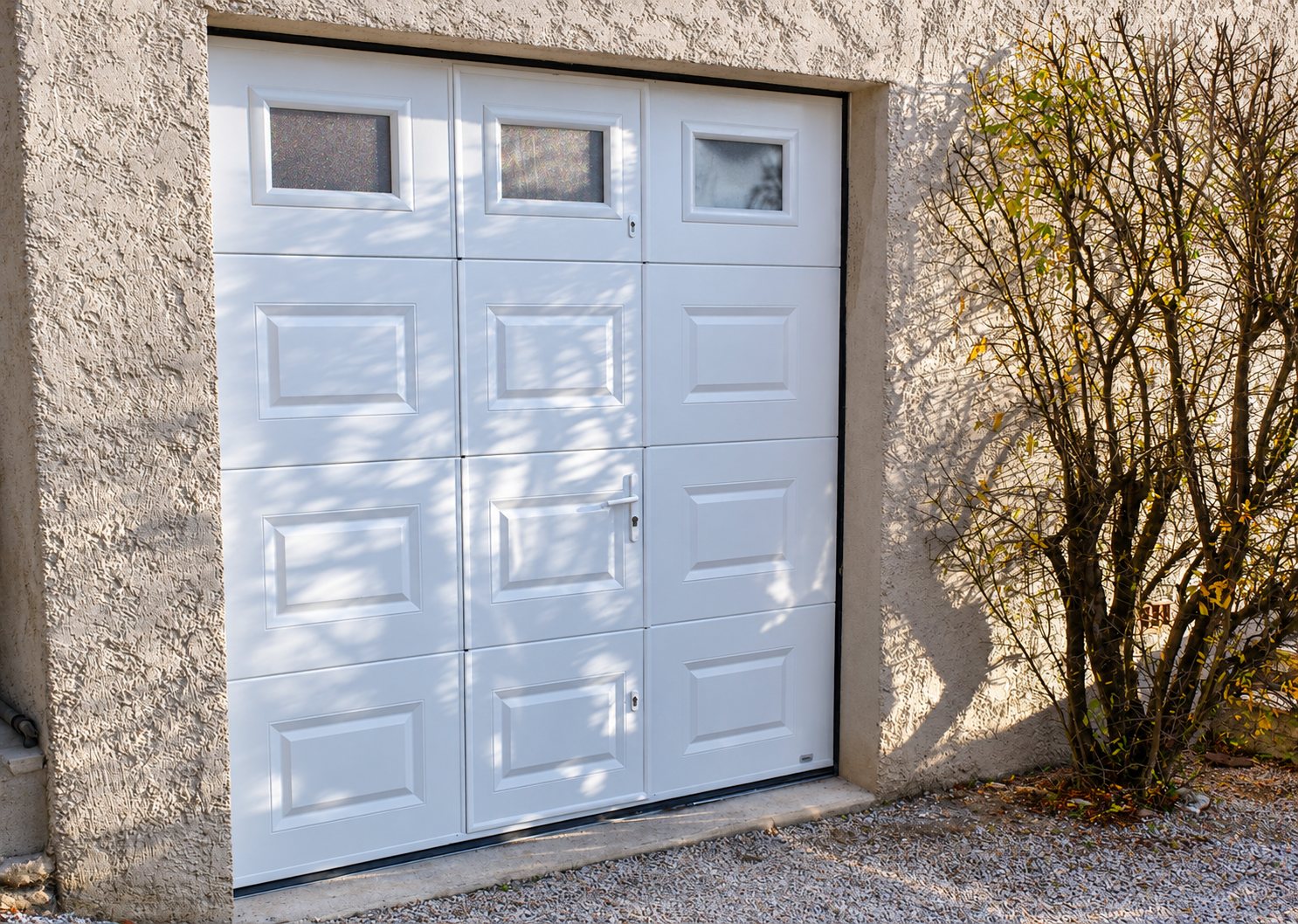 Porte de garage sectionnelle avec portillon intégré