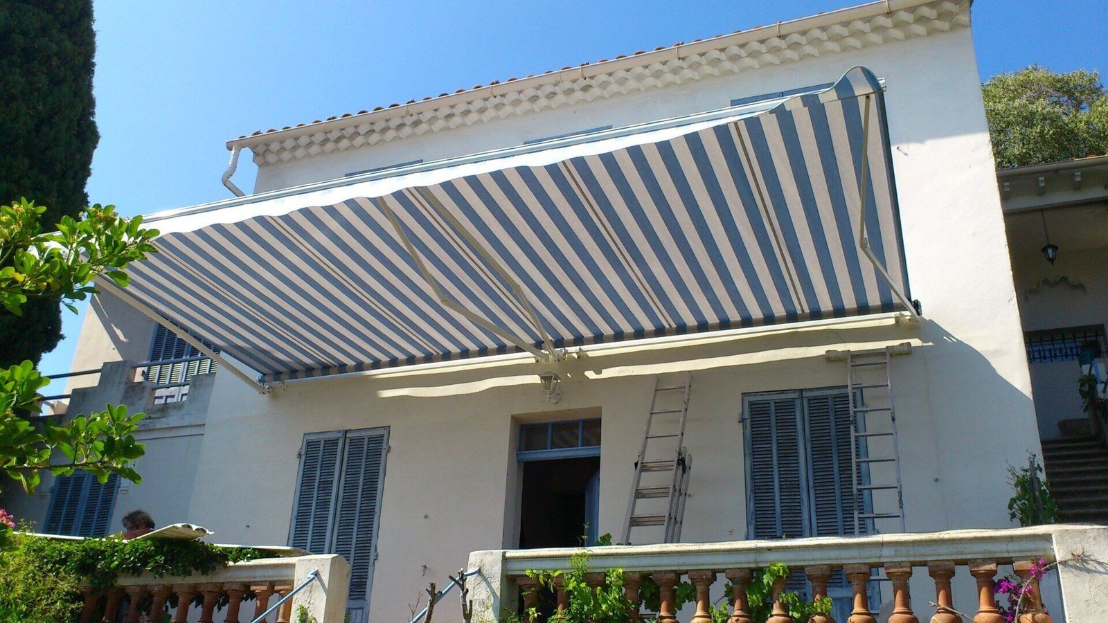 Store extérieur posé par Olonne Fermetures