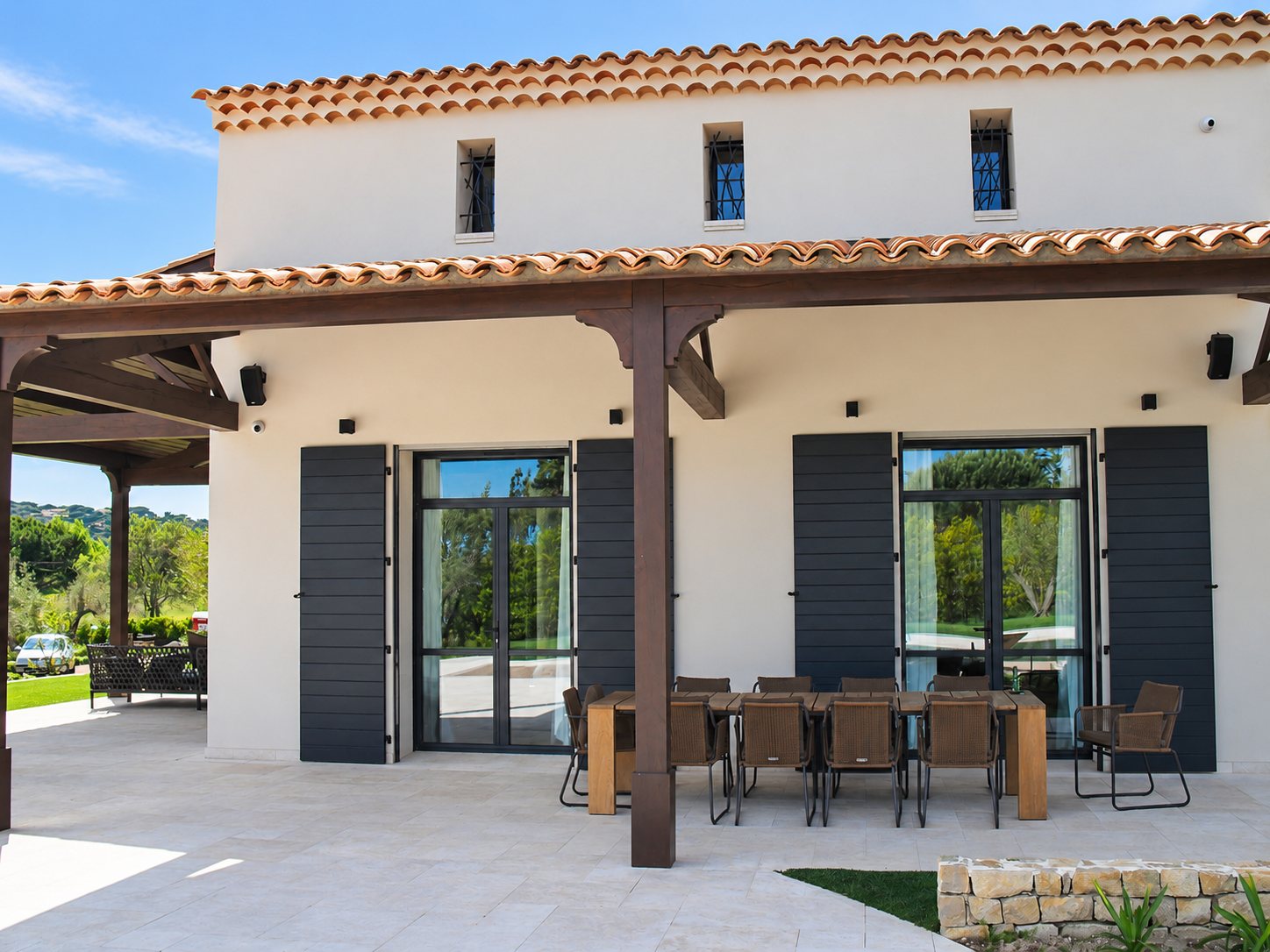 Villa équipée de volets et de menuiseries aluminium posés par Olonne Fermetures